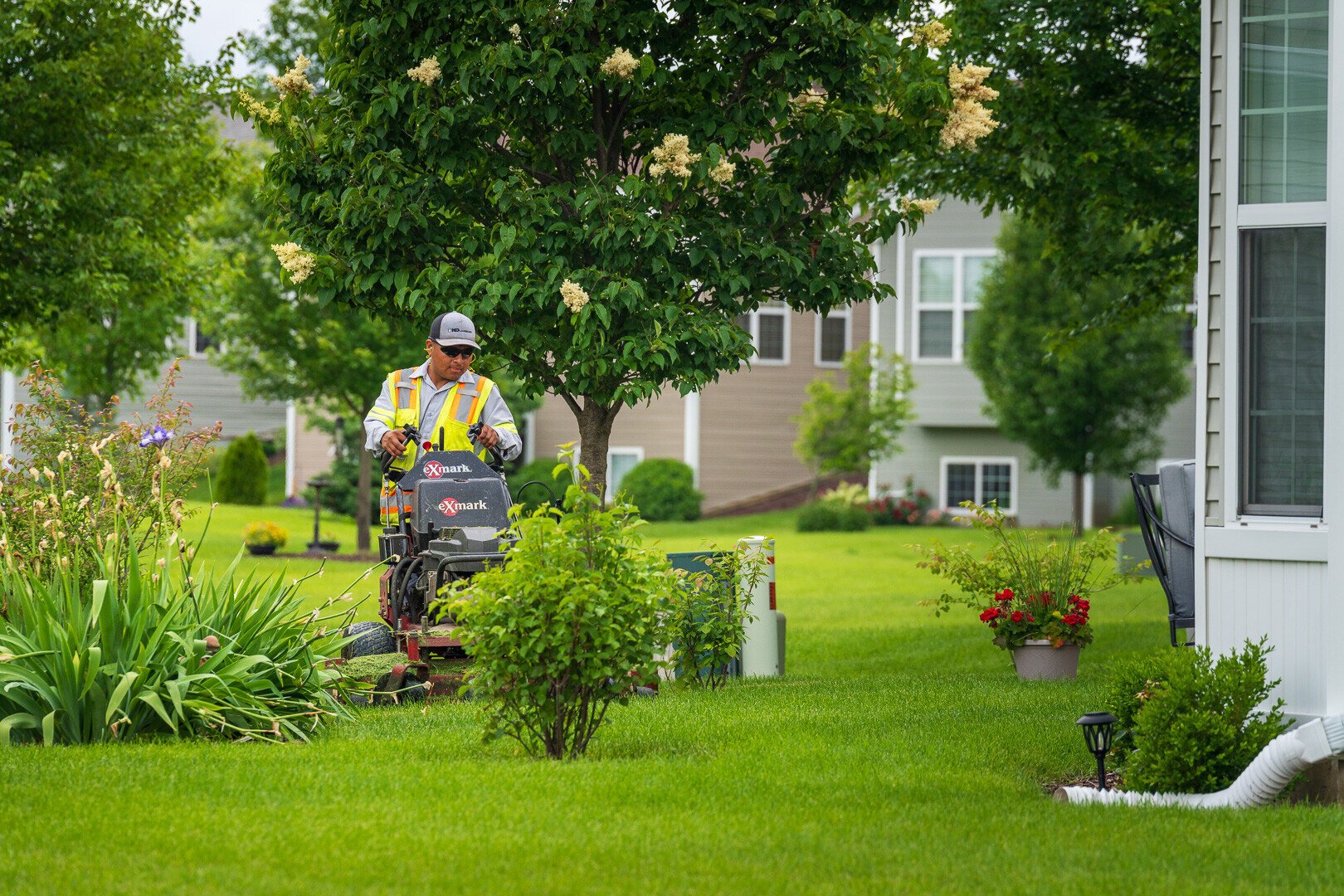 commercail mow crew HOA lawn care