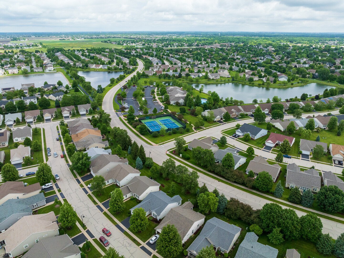 aerial view of a chicago HOA with ponds and trees