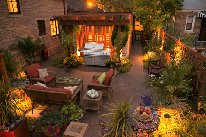 landscape-lighting-container-plants-brick-patio